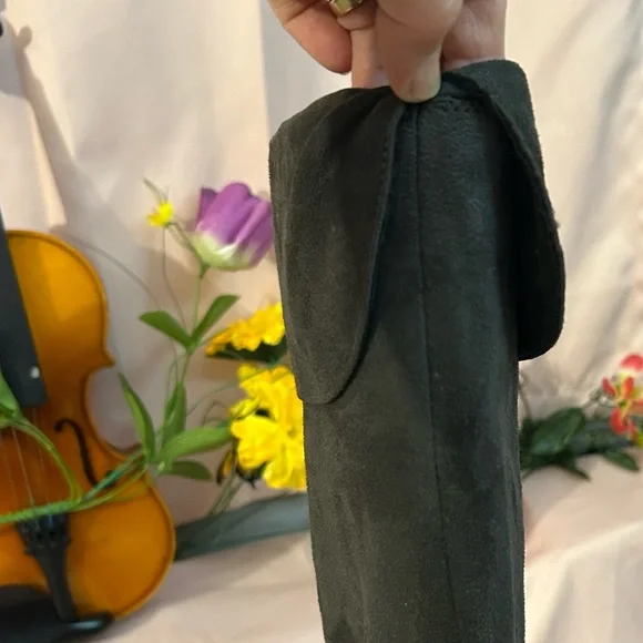 Woman’s knee high grey boots - Picture 13 of 15